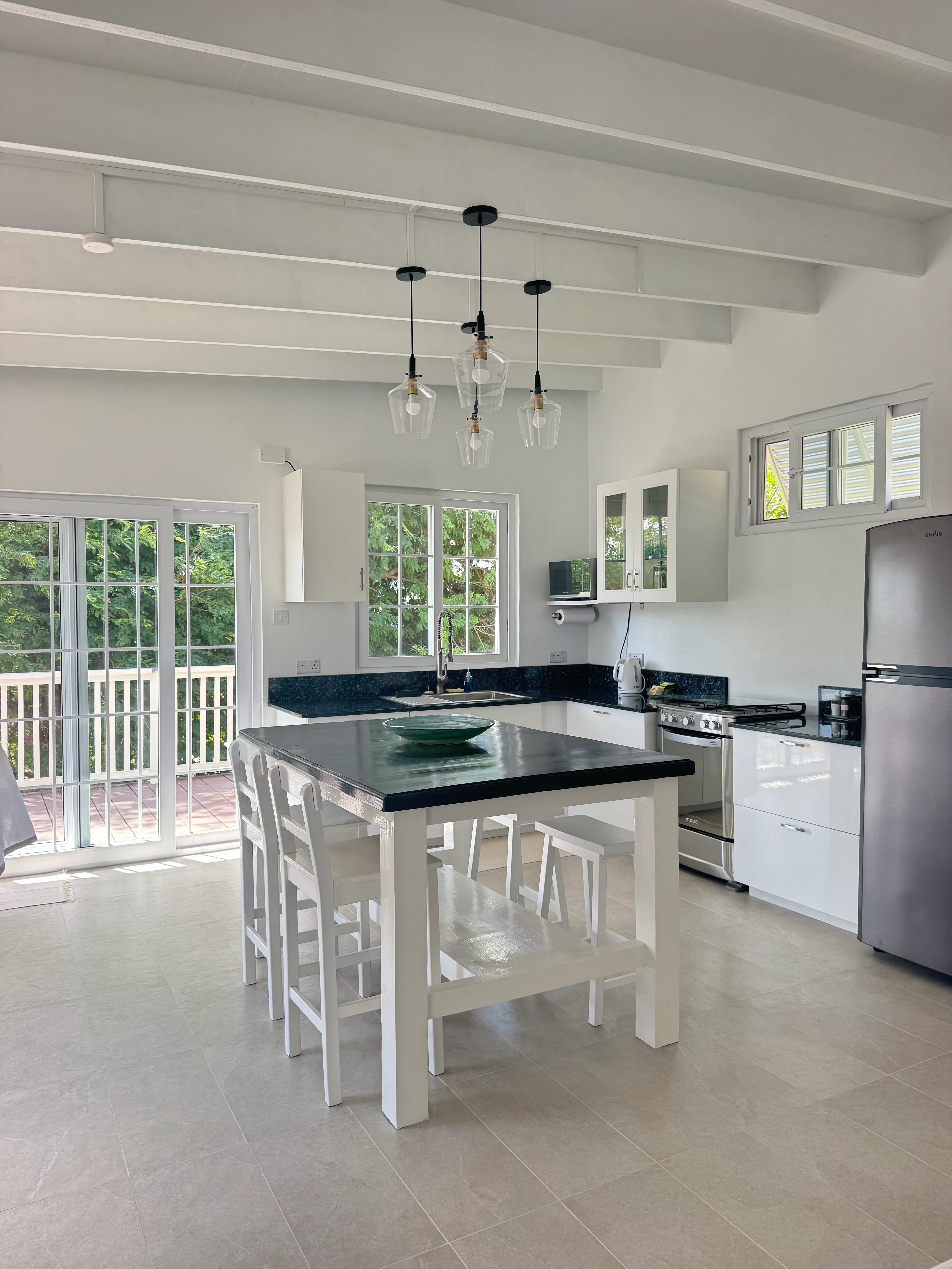 Fully equipped kitchen with breakfast island